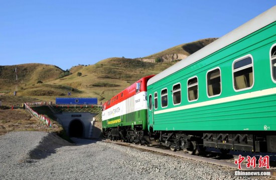 2016年8月24日，塔吉克斯坦“瓦赫達(dá)特-亞灣”鐵路通車。這是絲綢之路經(jīng)濟(jì)帶框架下首個開工并建成的鐵路項(xiàng)目，具標(biāo)志性意義。圖為火車進(jìn)入由中鐵十九局集團(tuán)有限公司承建的隧道。文龍杰 攝