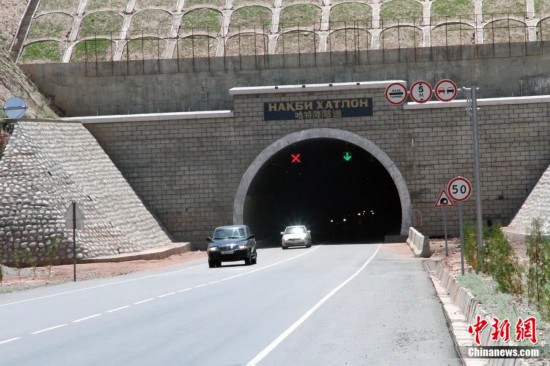 連接塔吉克斯坦南北的重要隧道之一哈特隆隧道由中國路橋承建，是塔國南北公路交通的重要干線道路，對促進(jìn)塔吉克斯坦南北交流和國民經(jīng)濟(jì)發(fā)展具有重要意義。田冰攝
