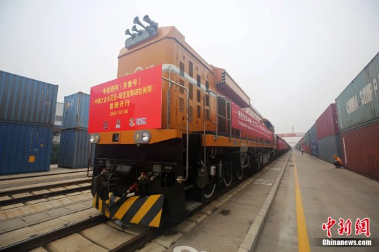 2021年7月5日，中國—上海合作組織地方經(jīng)貿(mào)合作示范區(qū)（簡稱“上合示范區(qū)”）前往塔吉克斯坦首都杜尚別的首班中歐班列（齊魯號）“上合快線”發(fā)出，從上合示范區(qū)青島多式聯(lián)運(yùn)中心啟程，為中國及日本、韓國等周邊國家和地區(qū)與塔吉克斯坦經(jīng)貿(mào)往來提供了全新的物流解決方案。胡耀杰 攝