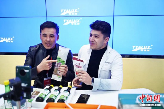 2023年3月，甘肅省慶陽市環(huán)縣電商創(chuàng)業(yè)孵化基地內(nèi)，來自蘭州文理學(xué)院的塔吉克斯坦留學(xué)生正在協(xié)助主播直播帶貨當(dāng)?shù)剞r(nóng)特產(chǎn)品。李亞龍 攝