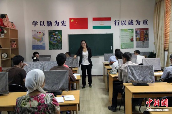 2014年，塔吉克斯坦國立民族大學(xué)的孔子學(xué)院內(nèi)，教師正在為塔吉克斯坦學(xué)生授課。田冰 攝