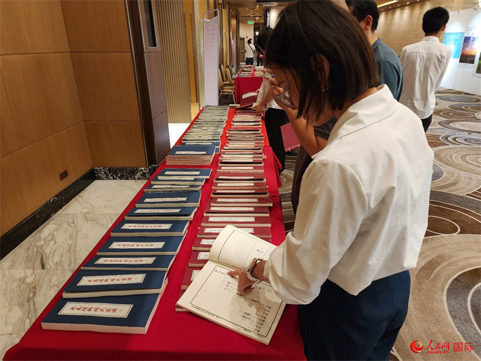 現(xiàn)場嘉賓參觀“根脈尋蹤”泉州百個家族移民菲律賓族譜展。人民網(wǎng)記者 樊帆攝