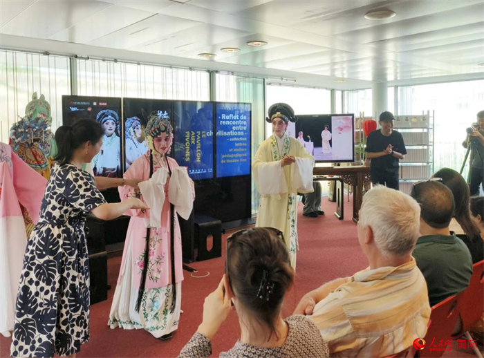 戲迷在昆曲雅集及教學(xué)工作坊活動(dòng)現(xiàn)場(chǎng)體驗(yàn)昆曲藝術(shù)。人民網(wǎng)記者 尚凱元攝