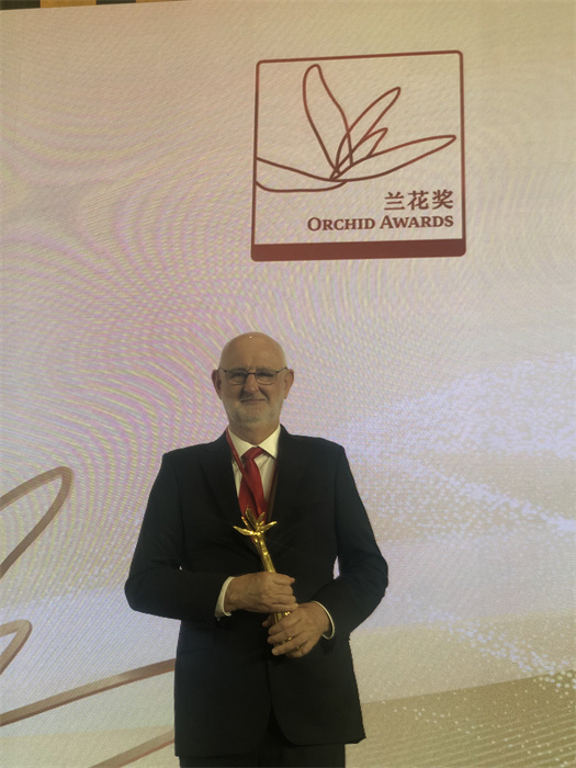 保利諾教授在頒獎典禮現(xiàn)場。 巴西圣保羅州立大學(xué)孔子學(xué)院供圖。