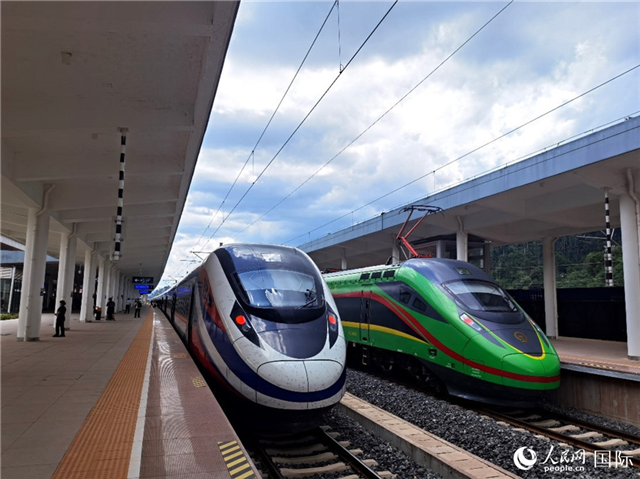 “復(fù)興號(hào)”和“瀾滄號(hào)”國際旅客列車停靠在老撾磨丁站。人民網(wǎng) 杜明明攝