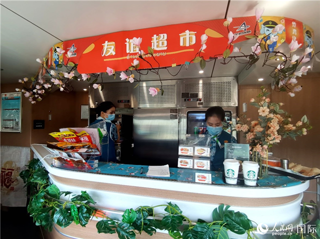 中老鐵路國際旅客列車?yán)锏摹坝颜x超市”。人民網(wǎng) 杜明明攝