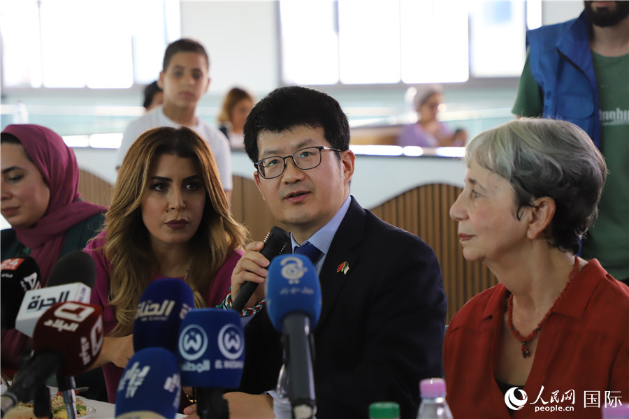 李健在捐贈(zèng)活動(dòng)上致辭。人民網(wǎng)記者 王傳寶攝