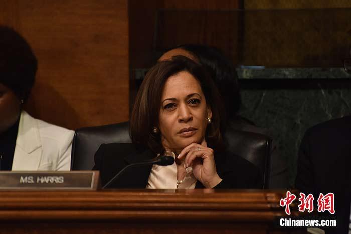 當(dāng)?shù)貢r(shí)間8月11日，美國前副總統(tǒng)、已經(jīng)鎖定民主黨總統(tǒng)候選人提名的拜登選定聯(lián)邦參議員卡瑪拉·哈里斯為其競選搭檔、民主黨副總統(tǒng)候選人。哈里斯成為美國歷史上首位被提名為副總統(tǒng)候選人的非裔女性。圖為哈里斯此前出席國會聽證會(資料圖)。<a target='_blank' href='/'><p  align=
