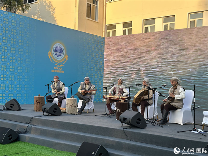 哈薩克斯坦著名音樂組合“圖蘭”樂隊演奏民族音樂。人民網(wǎng) 阿爾達克攝