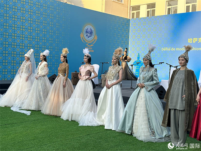 哈薩克斯坦獨立設(shè)計師品牌“Ai-zer”帶來了民族服裝時裝秀。人民網(wǎng) 阿爾達克攝