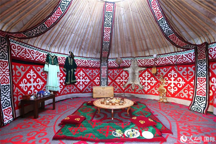 活動現(xiàn)場展示了哈薩克斯坦的氈房。人民網(wǎng)記者 楊倩攝