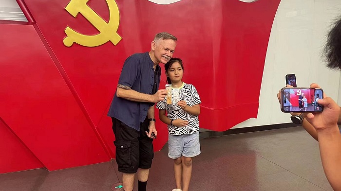 潘維廉和志愿講解員紀(jì)念合影。主辦方供圖