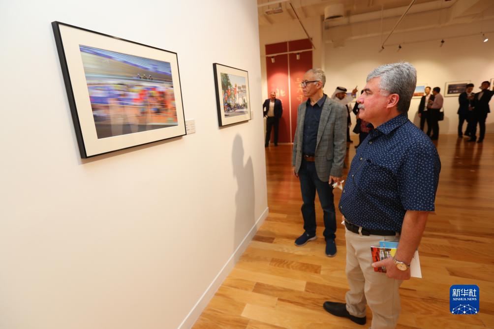 9月18日，人們在卡塔爾多哈參觀“你好，北京”攝影展。新華社記者隋先凱攝