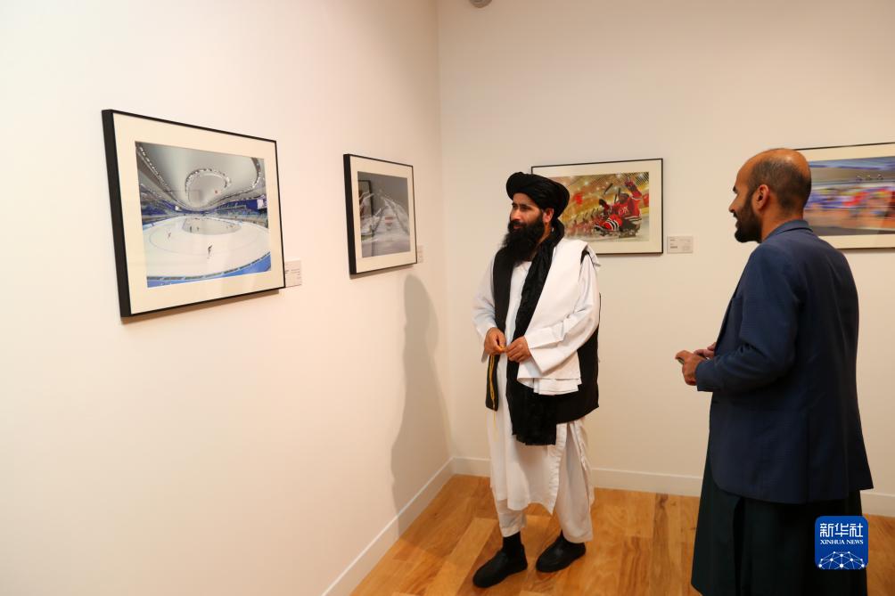 9月18日，人們在卡塔爾多哈參觀“你好，北京”攝影展。新華社記者隋先凱攝