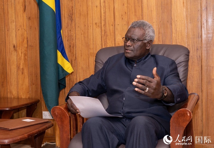 2023年9月14日，所羅門群島總理梅納西·索加瓦雷在首都霍尼亞拉接受人民網(wǎng)記者專訪。（人民網(wǎng) 賀吉攝影 ）