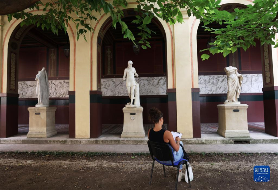 9月17日，在法國(guó)巴黎國(guó)立高等美術(shù)學(xué)院舉行的歐洲遺產(chǎn)日活動(dòng)上，參觀者參與繪畫創(chuàng)作和體驗(yàn)。新華社記者 高靜 攝