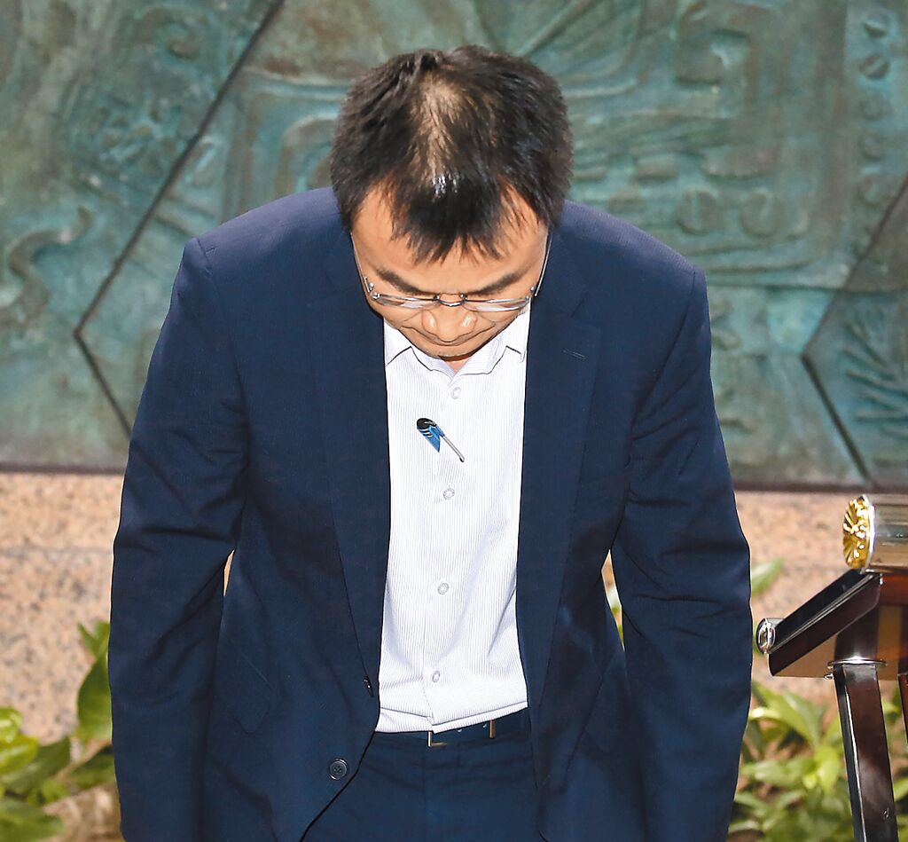 臺(tái)農(nóng)業(yè)部門(mén)負(fù)責(zé)人陳吉仲19日傍晚舉行記者會(huì)說(shuō)明項(xiàng)目進(jìn)口雞蛋議題，當(dāng)日晚間8點(diǎn)在臉書(shū)上宣布辭職。 圖片來(lái)源：臺(tái)灣“中時(shí)新聞網(wǎng)”