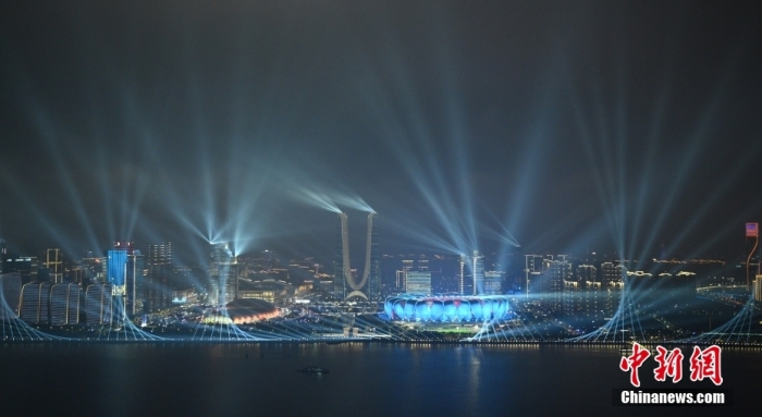 9月23日，杭州第19屆亞運(yùn)會(huì)開幕式在浙江杭州奧體中心體育場(chǎng)舉行。圖為璀璨燈光秀點(diǎn)亮錢塘江夜空。<a target='_blank' href='/'><p  align=