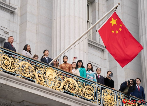 當?shù)貢r間9月29日，中國駐舊金山總領事張建敏與舊金山市長倫敦·布理德一起在舊金山市政廳陽臺升起中國國旗，慶祝中華人民共和國成立74周年。人民網記者 鄧圩攝