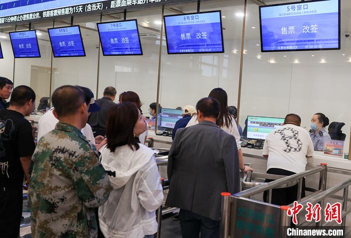 9月21日，旅客在北京站售票大廳內(nèi)購(gòu)買火車票。當(dāng)日，鐵路部門開始發(fā)售10月5日火車票。國(guó)鐵集團(tuán)發(fā)布數(shù)據(jù)顯示，9月13日至20日已發(fā)售火車票1.5億張。鐵路部門將在9月27日至10月1日、10月4日至7日增開200列夜間高鐵，車票已陸續(xù)開始發(fā)售，盡最大努力滿足旅客出行需求。 <a target='_blank' href='/'><p  align=