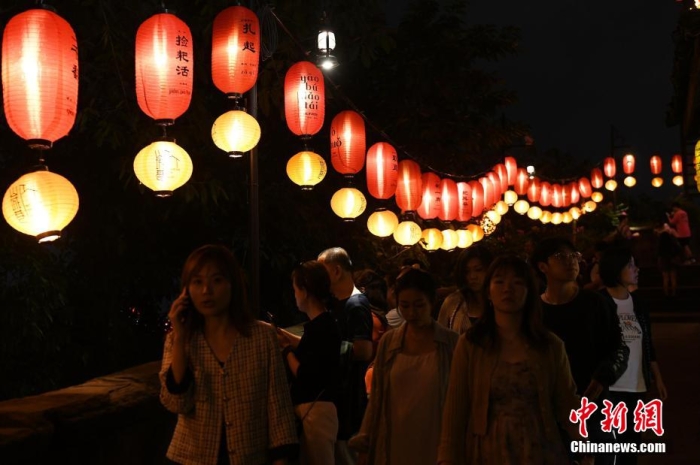 圖為游客夜游山城巷感受山城獨(dú)特魅力。<a target='_blank' href='/' ><p  align=