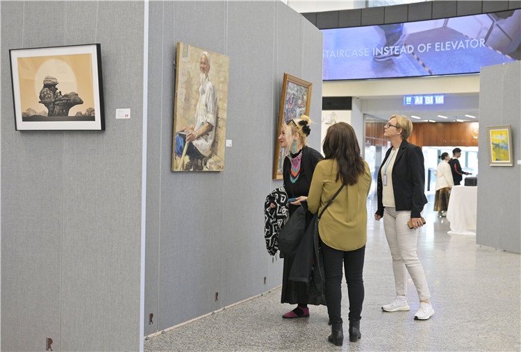 各國(guó)外交官在在欣賞中國(guó)藝術(shù)家作品。中國(guó)常駐維也納代表團(tuán)供圖