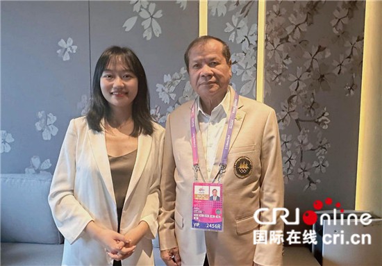 　　△柬埔寨國家奧委會主席、柬埔寨亞運代表團(tuán)團(tuán)長唐坤（右）接受記者采訪