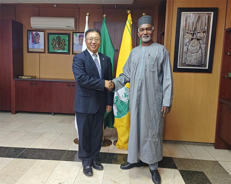 駐尼日利亞大使崔建春（左）會見尼外長圖加爾。駐尼使館供圖