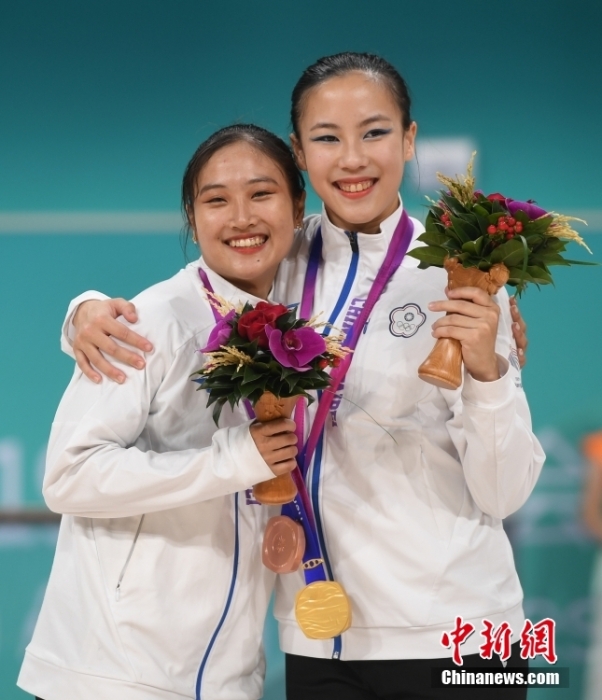 10月7日，杭州第19屆亞運(yùn)會輪滑項(xiàng)目女子花樣輪滑單人滑長節(jié)目決賽在錢塘輪滑中心舉行。結(jié)合短節(jié)目決賽成績，中國臺北選手洪筱晴(左)以94.38分的總成績奪得女子花樣輪滑單人滑冠軍，中國臺北選手張致如(右)獲得季軍。<a target='_blank' href='/'><p  align=