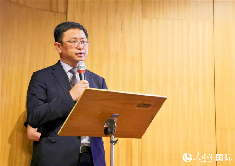 中國駐里約熱內(nèi)盧總領(lǐng)事館商務(wù)參贊徐元?jiǎng)侔l(fā)表致辭。人民網(wǎng)記者 陳海琪攝