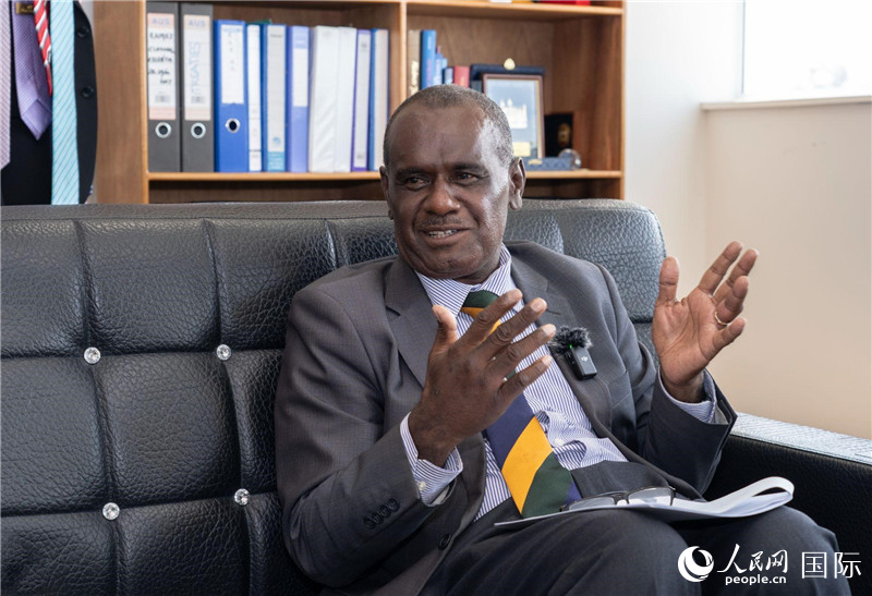 2023年9月13日，所羅門群島外交部長杰里邁亞·馬內(nèi)萊在首都霍尼亞拉接受人民網(wǎng)記者專訪。人民網(wǎng) 賀吉攝