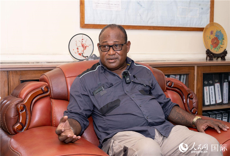 2023年9月13日，所羅門群島副總理兼基礎(chǔ)設(shè)施和發(fā)展部長梅納西·梅蘭加在首都霍尼亞拉接受人民網(wǎng)記者專訪。人民網(wǎng) 賀吉攝