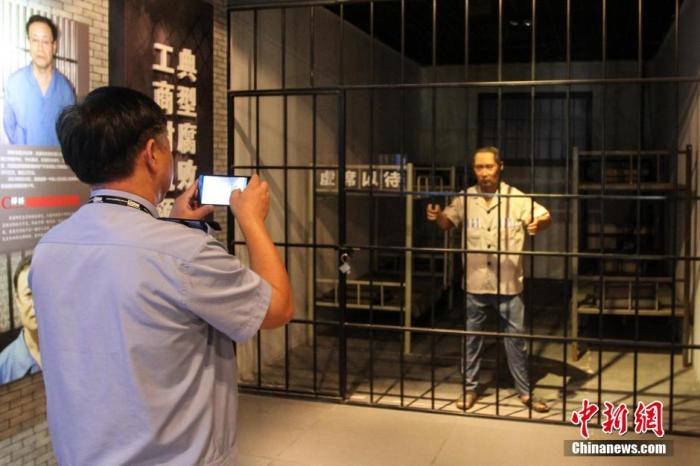 資料圖：2015年10月，海南省公安廳組織黨員干部前往反腐倡廉警示教育基地參觀受教。洪堅(jiān)鵬 攝