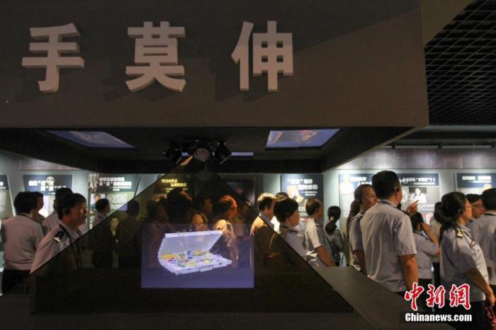 資料圖：2015年10月，海南省公安廳組織黨員干部前往反腐倡廉警示教育基地參觀受教。洪堅(jiān)鵬 攝