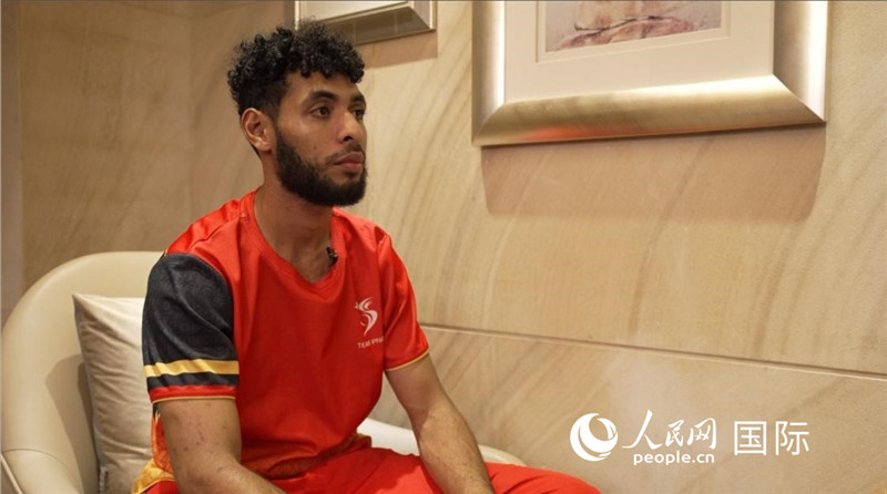 巴布亞新幾內(nèi)亞乒乓球國家隊隊員杰弗瑞·羅伊接受采訪。 人民網(wǎng) 彭昱凱攝