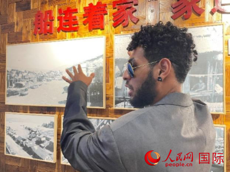 巴布亞新幾內(nèi)亞乒乓球國(guó)家隊(duì)隊(duì)員羅伊在福建省寧德市下歧村參觀。人民網(wǎng)記者 張榮攝