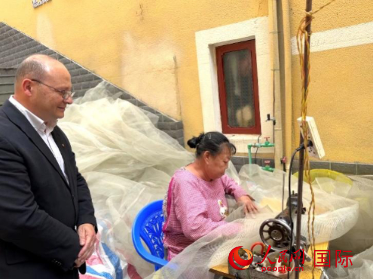 馬耳他瑪格麗特中學(xué)“中國(guó)角”教師馬丁·阿佐帕迪在福建省寧德市下歧村參觀。人民網(wǎng)記者 周雨攝