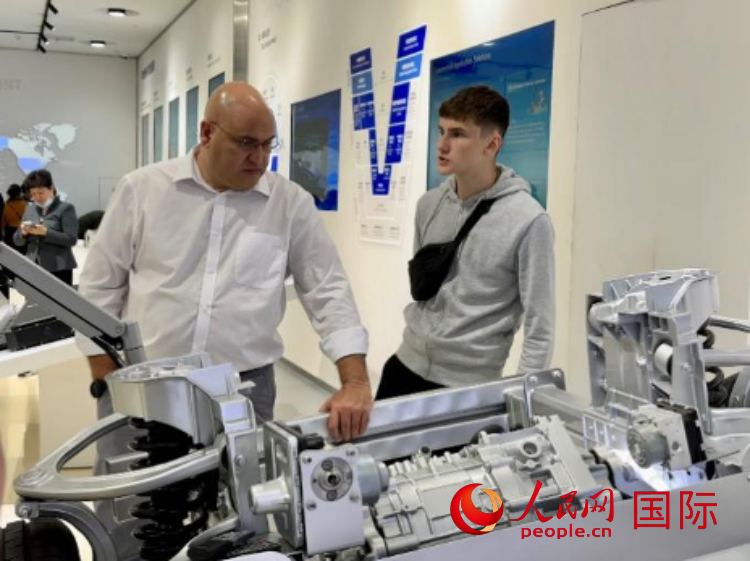 馬耳他瑪格麗特中學(xué)“中國(guó)角”的學(xué)生父親誒特伯特·斯肯布里參觀福建省寧德市寧德時(shí)代新能源科技股份有限公司。 人民網(wǎng)記者 周雨攝