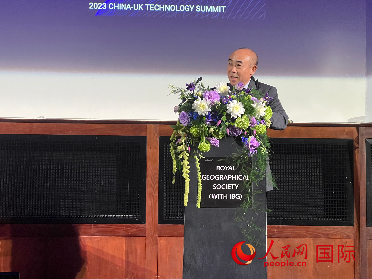 中國(guó)駐英國(guó)使館科技公參丁明勤發(fā)表致辭。人民網(wǎng)記者 周卓斌攝
