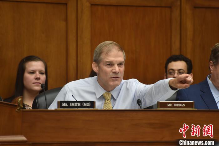 當?shù)貢r間10月13日，美國國會眾議院共和黨人就議長候選人再次進行黨內(nèi)投票，眾議院司法委員會主席吉姆·喬丹獲得黨內(nèi)提名。圖為喬丹今年9月在眾議院監(jiān)督和問責委員會聽證會上發(fā)言。 <a target='_blank' href='/'><p  align=