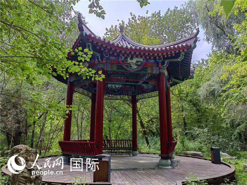 莫斯科中國(guó)貿(mào)易中心的中式園林“華銘園”一角。人民網(wǎng)記者 申亞欣攝