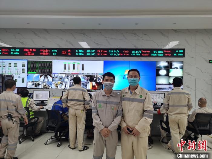 圖為張歡國(右)和青山項目中方負責人的控制室合影。 受訪者供圖