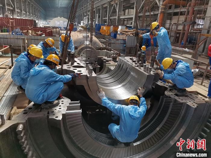 圖為青山緯達貝園區(qū)汽輪機機組在進行現場安裝。 受訪者供圖