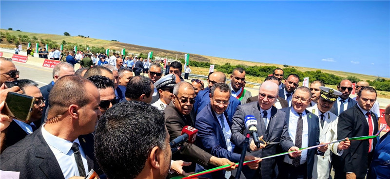 2023年8月12日，阿爾及利亞總理阿卜杜拉赫曼（前右四）參加阿爾及利亞?wèn)|西高速公路東標(biāo)段主線84公里段通車儀式。中信建設(shè)供圖