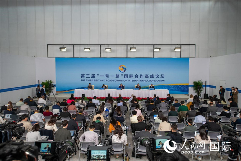 10月16日，第三屆“一帶一路”國際合作高峰論壇新聞中心在北京國家會議中心舉行首場吹風(fēng)會，邀請自然資源部國際合作司和相關(guān)單位負責(zé)人介紹有關(guān)情況，并回答記者提問。人民網(wǎng)記者 翁奇羽攝