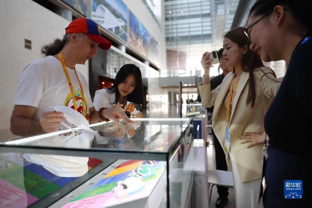 10月16日，參會(huì)記者在“一帶一路”國(guó)際合作高峰論壇新聞中心參觀(guān)展示的中國(guó)非物質(zhì)文化遺產(chǎn)展品。新華社記者 陳斌 攝