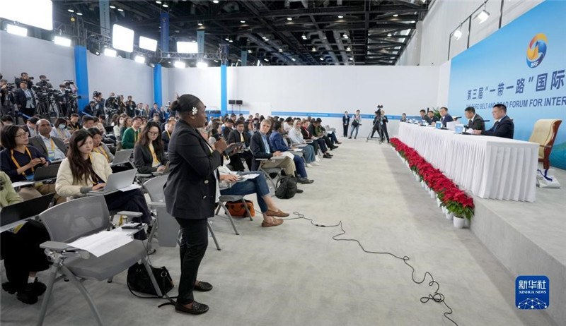 10月16日，第三屆“一帶一路”國(guó)際合作高峰論壇新聞中心在北京國(guó)家會(huì)議中心舉行首場(chǎng)吹風(fēng)會(huì)，邀請(qǐng)自然資源部國(guó)際合作司和相關(guān)單位負(fù)責(zé)人介紹有關(guān)情況，并回答記者提問(wèn)。新華社記者 王毓國(guó)攝