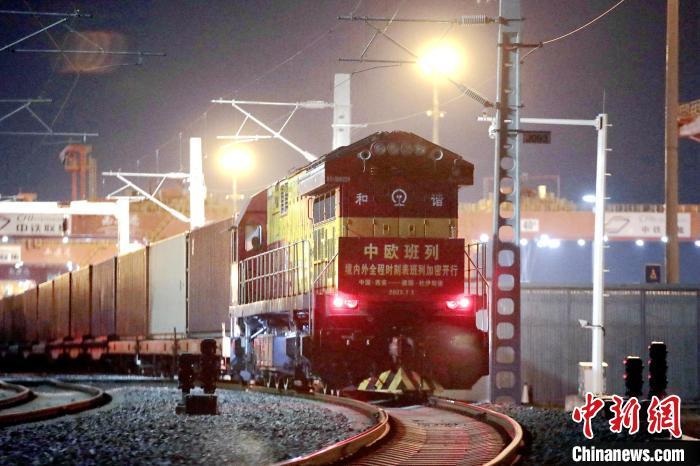 圖為中歐班列整裝待發(fā)?！＄姾擦?攝