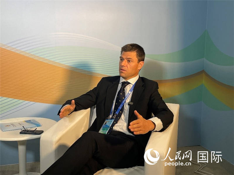 葡中工商會秘書長伯納德?門迪亞接受采訪。 人民網(wǎng)記者 張榮攝