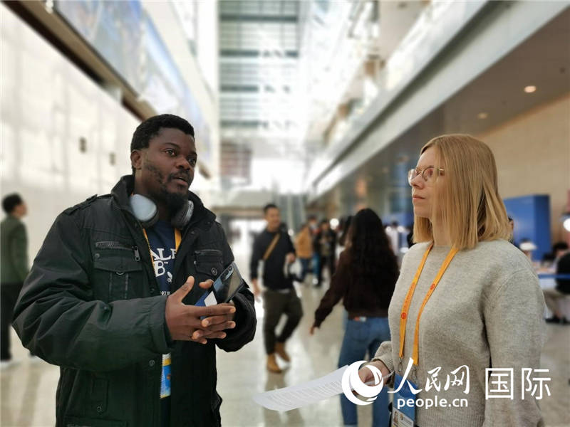 剛果（金）未來集團廣播電視部記者雨果-恩澤扎接受人民網采訪。人民網 孫鴻宇攝